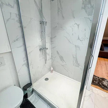 Modern 1br & 1lr 15-min Walk To Rabot Apartament
