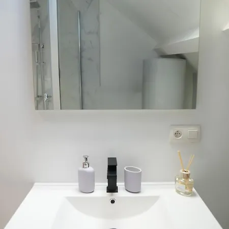 Modern 1br & 1lr 15-min Walk To Rabot