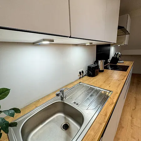 Modern 1br & 1lr 15-min Walk To Rabot شقة